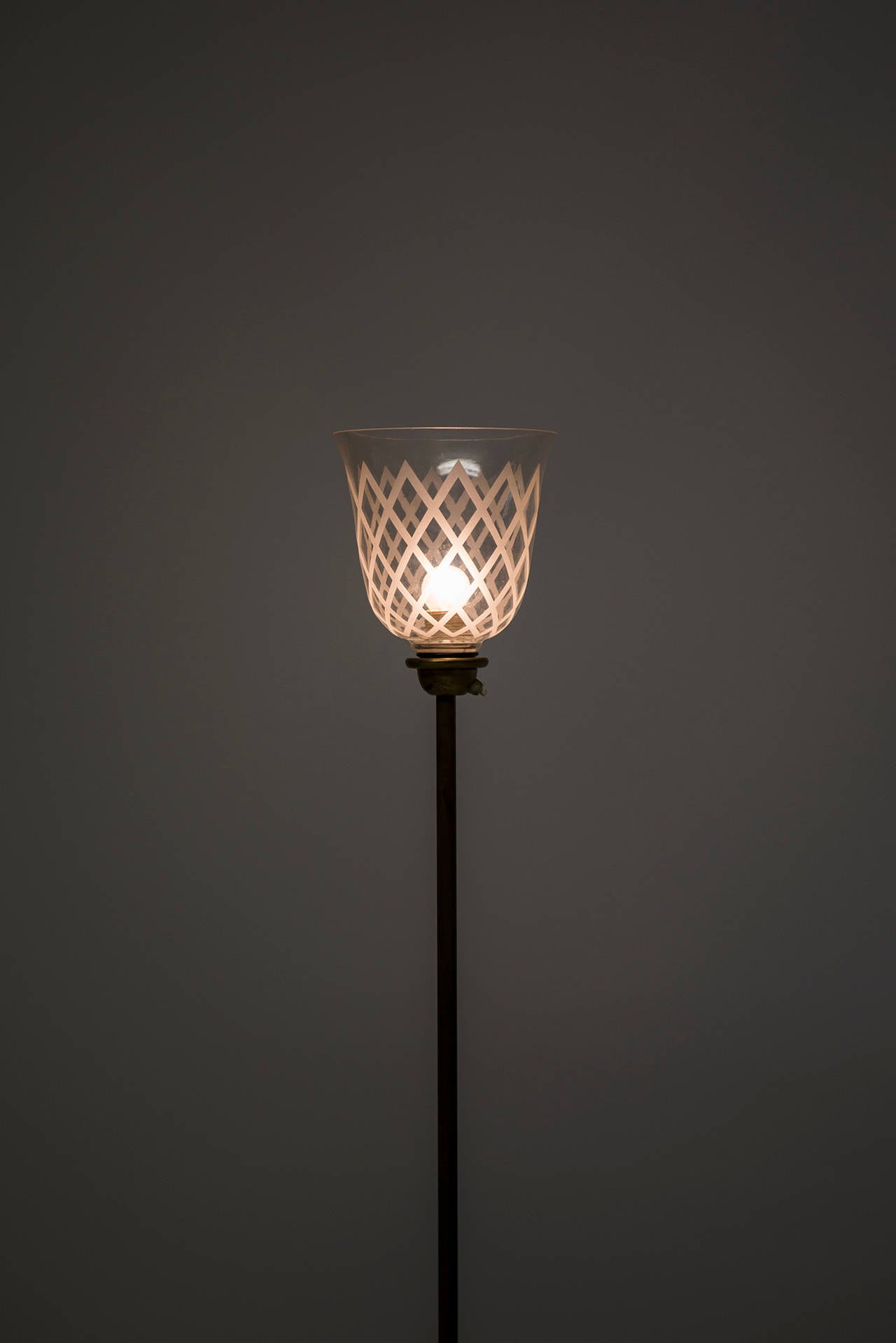 Mid-20th Century Bo Notini floor lamp in brass and etched glass by Glössner & Co in Sweden