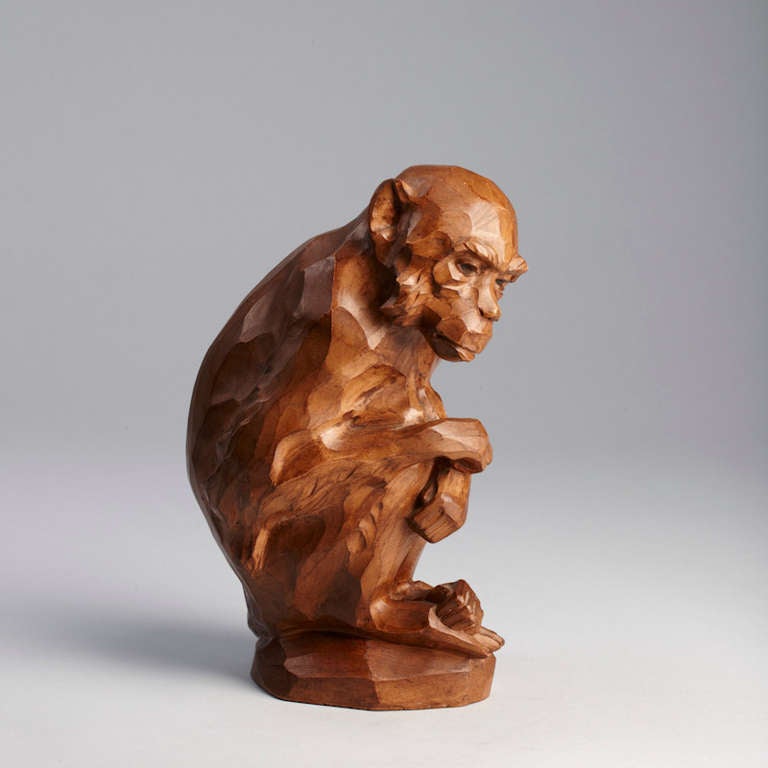 Sitting monkey, pottery brown wood grain ceramic glaze.
Manufacture Amphora-Werke, circa 1930. 
Not marked.