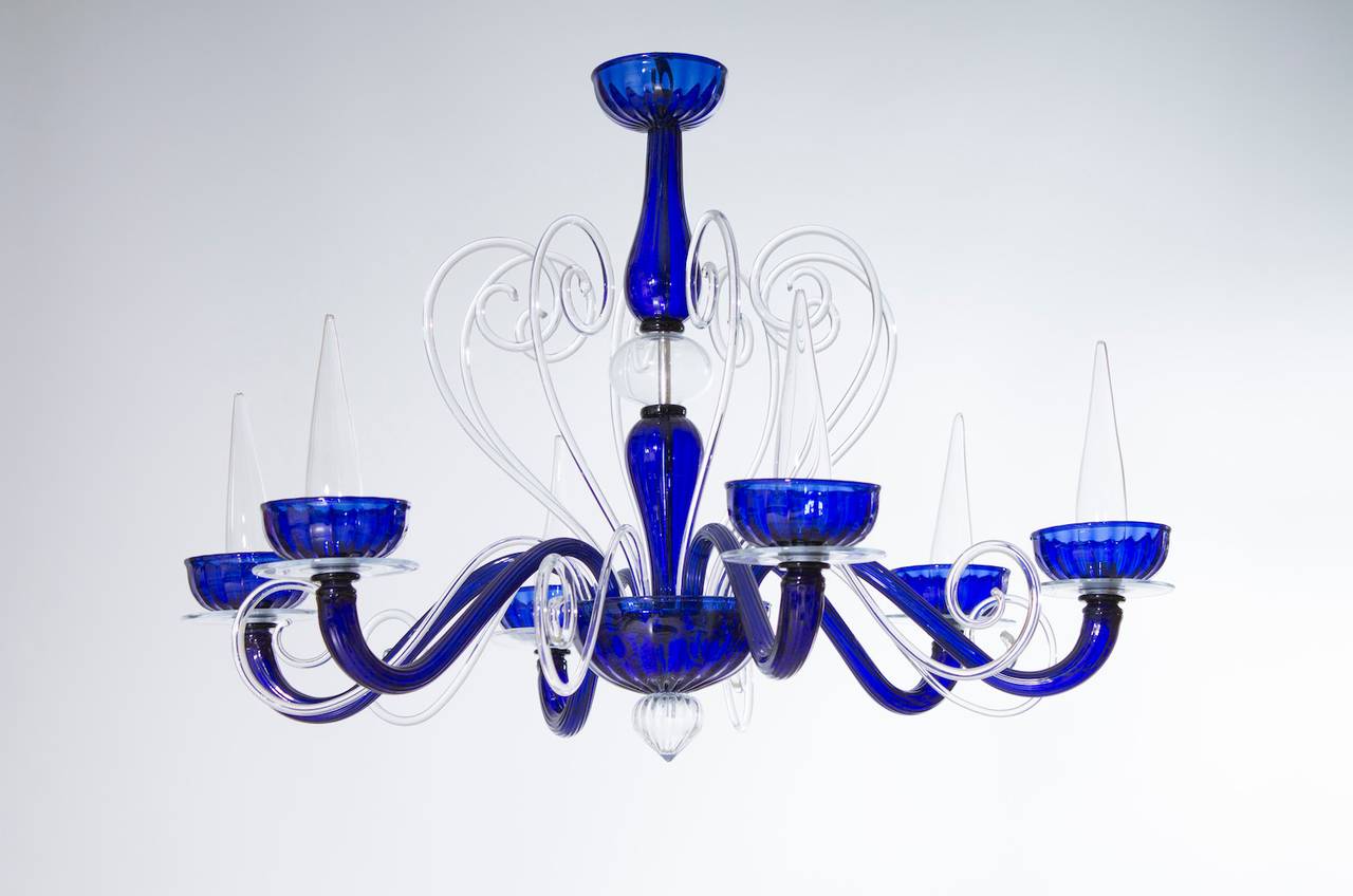 In the style of Cenedese circa 1990s, an very refined and rare chandelier  in blue and  transparent color, in excellent original condition, composed of six transparent pastorals low and high, and of six blue arms with a transparent plate under a