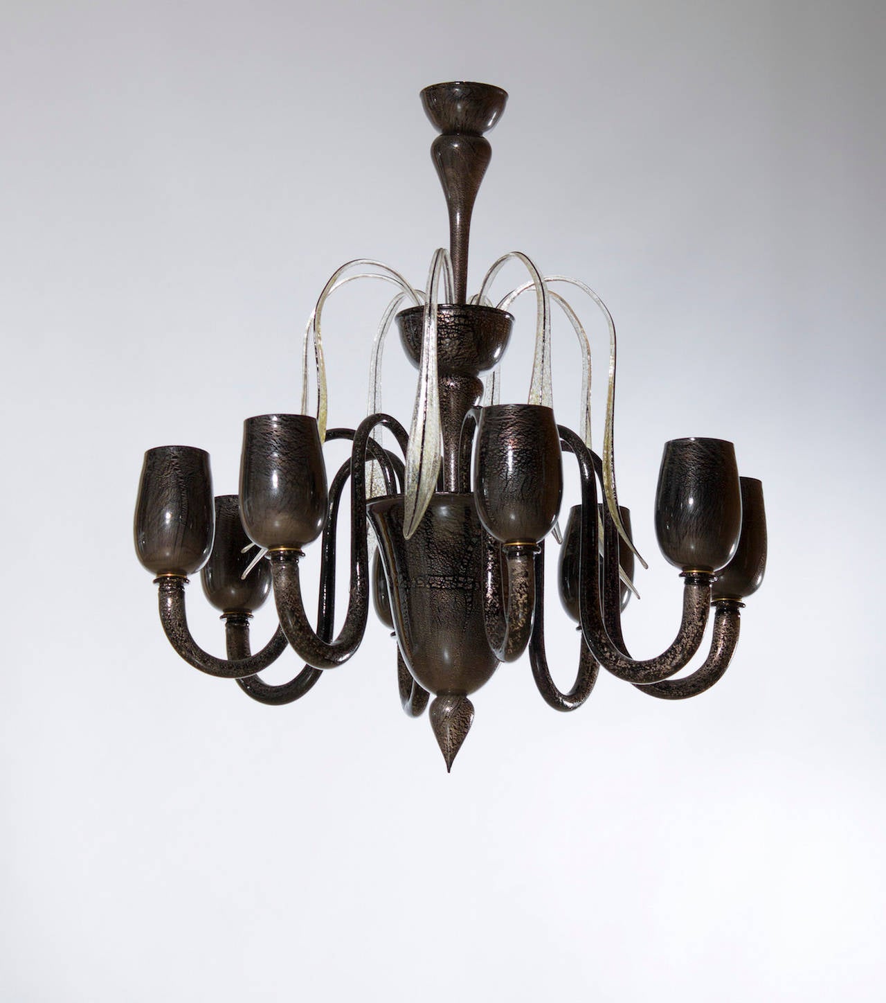 Italian Venetian chandelier, blown Murano glass, black silver, Cenedese, 1990s.
Unique and spectacular rare chandelier in blown Murano glass, black color with silver and gold finishes, in excellent original condition, composed of eight leafs gold