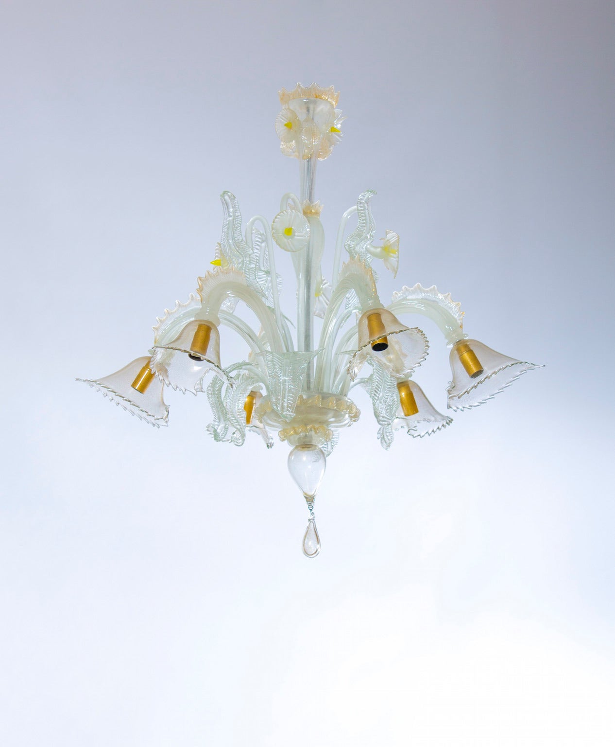 Spectacular Italian chandelier in excellent original condition, in the style of Cenedese, circa 1970s, in transparent-Pulegoso color and gold, composed of four flowers in Pulegoso color with gold rifiniture with a yellow pistil, an from four leafs