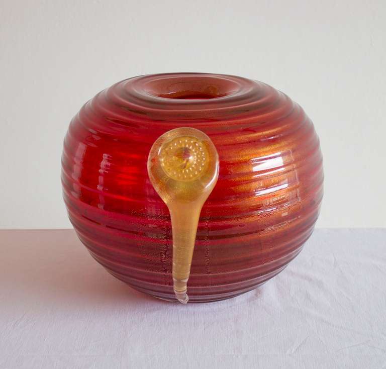 Italian Murano glass Vase in very excellent condition, design Seguso around 1960s. The Vae is 10 inch high, by 13 inches diameter.