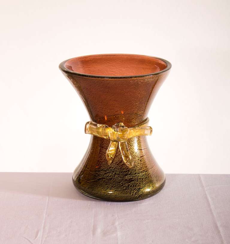 Beautiful and elegant Murano vase in excellent original condition, in amber and gold, with amazing gold tape in the center of the vase. design Artisti Barovier from circa 1930s. The Vase is 11 inches high, by 10 inches diameter.