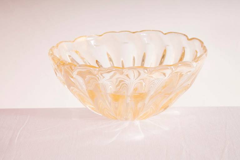 Schale in Blattgold aus geblasenem Murano-Glas 1950er Jahre Italien.
Schöne und elegante italienische venezianische Schale Gold 24-karätig, in mundgeblasenem Murano-Glas, veredelt mit Rillengold.
Das Design der Schale ist Ercole Barovier von