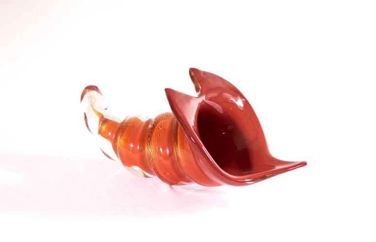 Elegant Murano Glass Shell Sculpture in Ruby hues and Submerged Gold 1980s Italy In Excellent Condition For Sale In Villaverla, IT