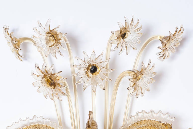 Im Stil von Galliano Ferro, ca. 1930er Jahre, eine spektakuläre und erstaunliche Murano Leuchte mit eleganten drei Arme mit Tassen in Fumè, und sieben längere Blumen , und zwei kürzere Blumen. Der Wandleuchter hat drei Leuchten. Sie ist vollständig
