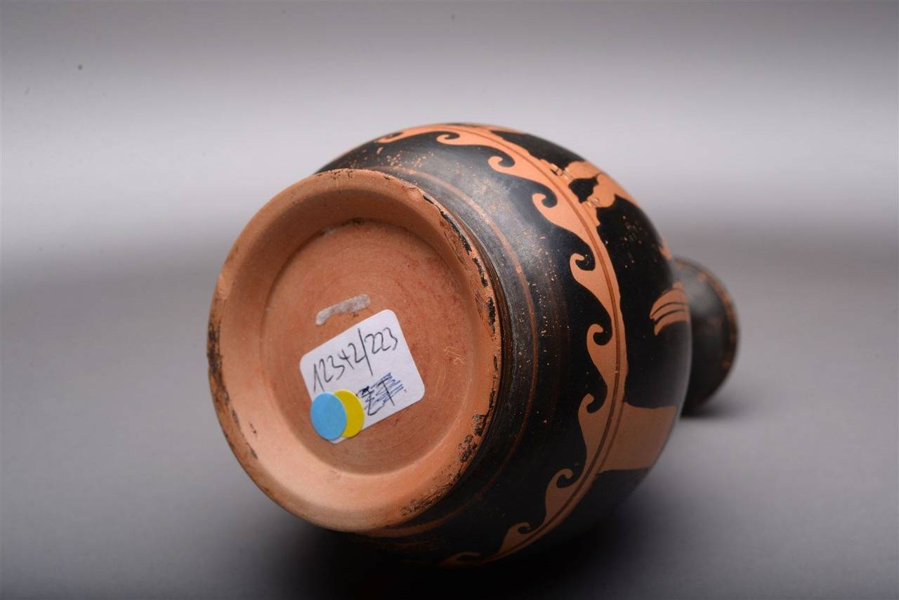 Ancient Greek Apulian Red-Figure Ceramic Pottery Bottle, 4th Century B.C. In Excellent Condition In London, GB