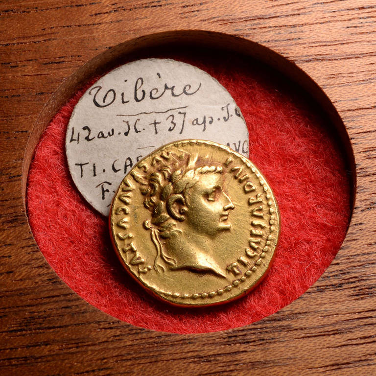 A splendid example of an ancient Roman gold aureus, the most valuable coin issued under the Roman Empire. Minted under Emperor Tiberius (Tiberius Julius Caesar Augustus) and struck 15 - 18 AD at the Lugdunum mint (modern-day Lyon, France).

The