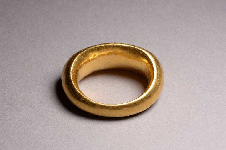 Ancient Roman Gold Nicolo Intaglio Ring with Inscription In Excellent Condition In London, GB