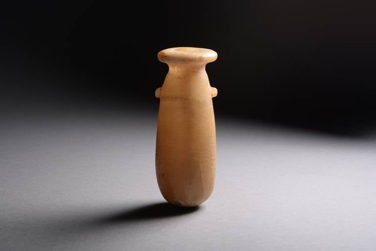 Un'antica bottiglia di profumo egizia o alabastron, risalente al Periodo Tardo, 664 - 332 a.C..

Un raffinato pezzo di lavorazione della pietra egiziana, composto da alabastro venato; il vaso ovoidale con base rotonda, collo corto, bordo a disco e