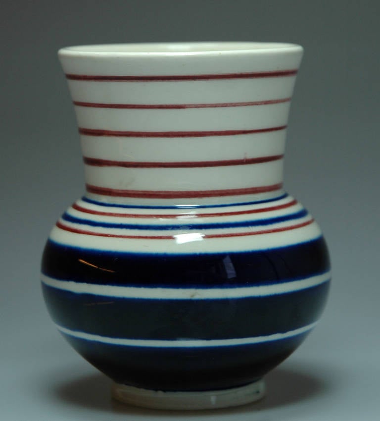 Kleine Vase von Theodor Bogler. Hergestellt von Velten Vordamm zwischen ca. 1924 und 1929. Theodor Bogler ist einer der bedeutendsten Gestalter der Keramikwerkstatt des Bauhauses in Dornburg. Er verließ das Bauhaus 1924 und wurde künstlerischer