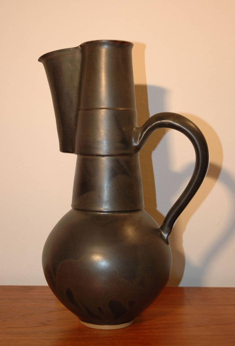 Der Krug in der Tradition des Bauhauses ist ein Einzelstück von Christiane Bernstiel, der Tochter des Bauhaus-Keramikmeisters Otto Lindig.

Steingut, signiert von Christiane Bernstiel, 2009