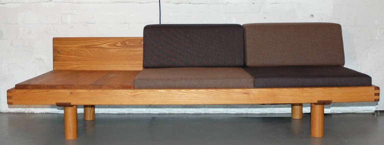 Le canapé de Pierre Chapo est plutôt un système d'assise. Les longueurs peuvent être de 69, 132, 196 ou 249 cm, la profondeur est toujours de 76 cm. 

 Aujourd'hui, son fils Fidel Chapo produit les meubles Chapo en petite série dans son atelier du