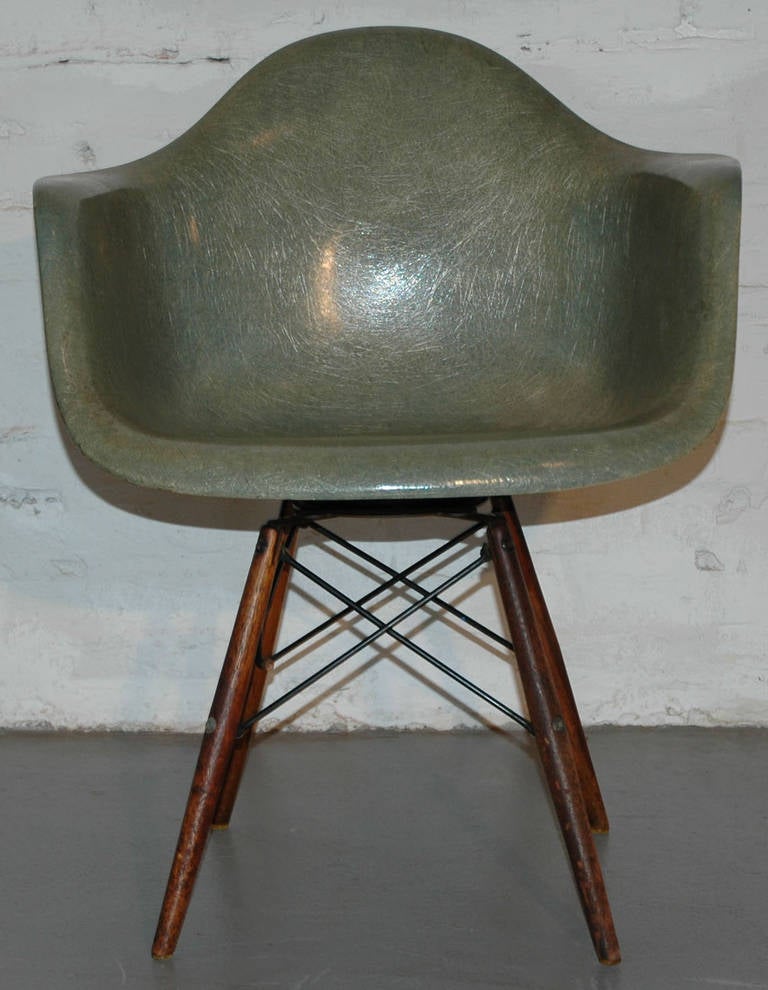 Very early Eames DAW chair with original swivel walnut base (Swivel Dowel Legged), fibre glass shell with Rope Edge, produced by Zenith Plastics.  

Fibre glass shell in in Seafoam Green, original old Dowel leg base marked with Seng Chicago.