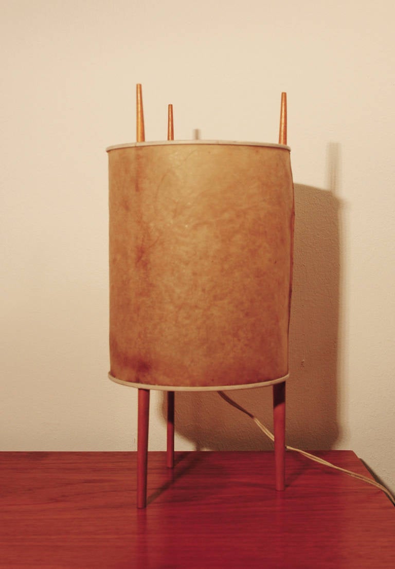 Cylinder lamp with a shade made of fiberglass-reinforced vinyl by Isamu Noguchi. Designed by Isamu Noguchi circa 1948, produced by Knoll International.

Please mention, that is an old antique lamp, for daily use the lamp needs a new electricity