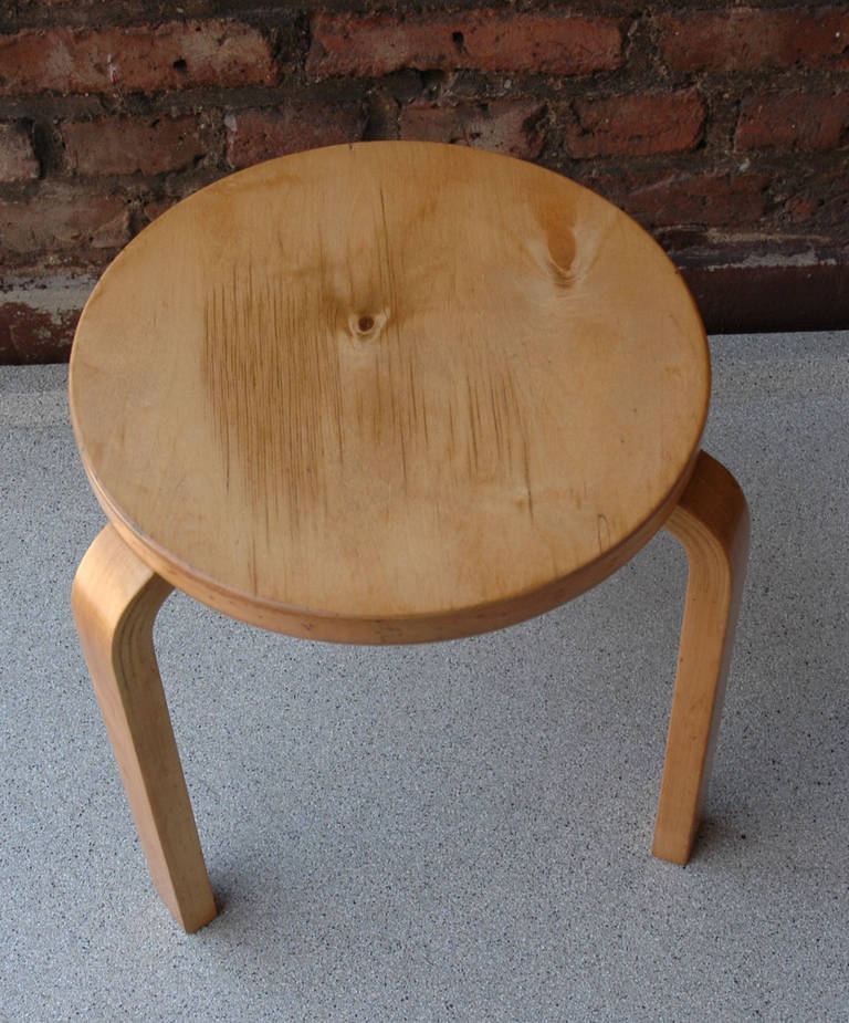 Stool 60 by Alvar Aalto and distributed by Finmar In Good Condition For Sale In Cologne, DE