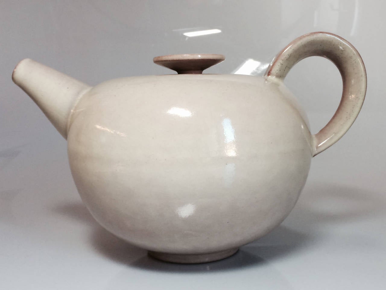 Teapot by Otto Lindig, designed in the 1930s for the Karlsruhe Majoika, in perfect condition.