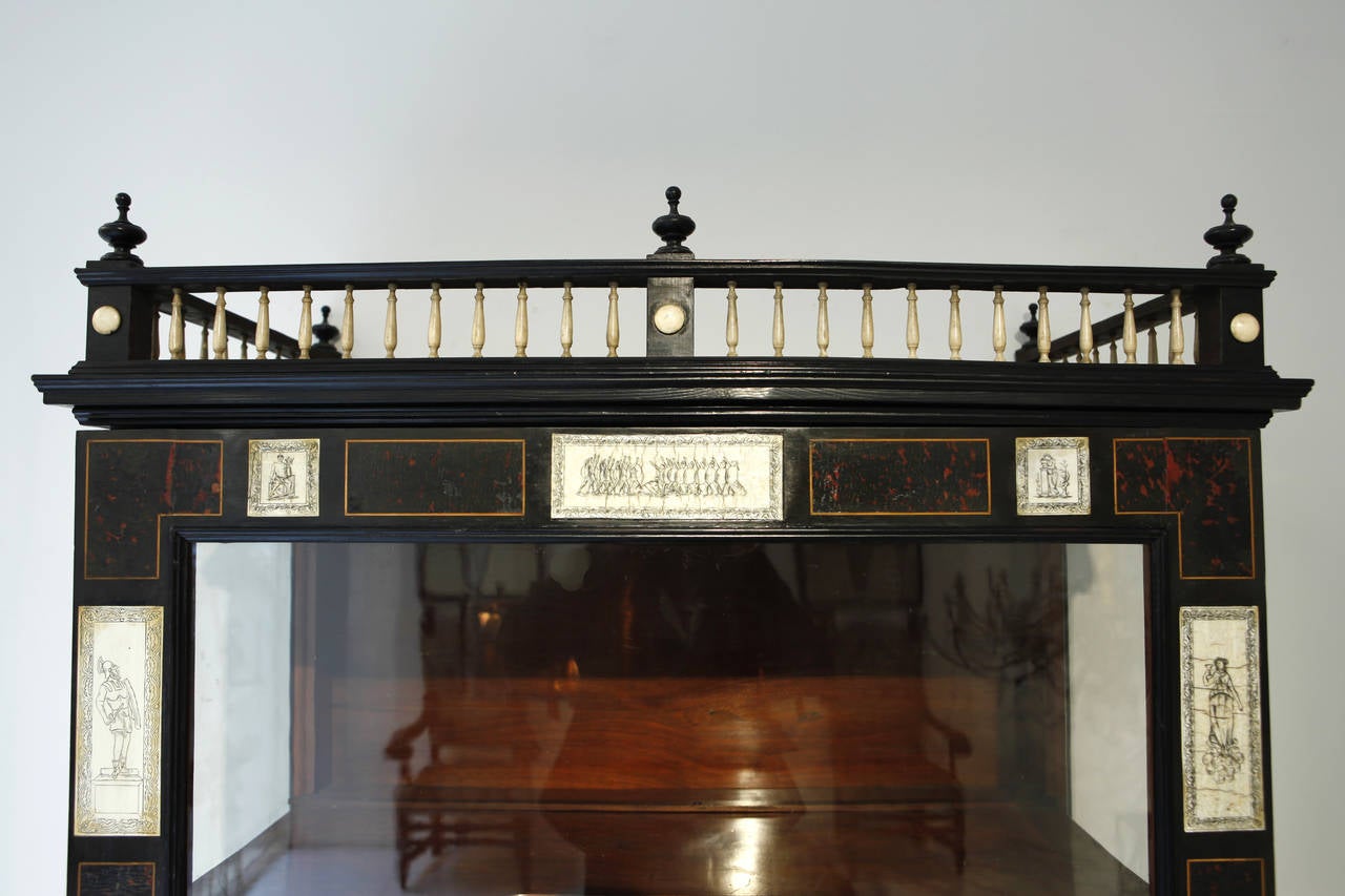 Pair of Showcases on a Spanish Table in the Taste of 19th Century In Good Condition For Sale In Paris, FR