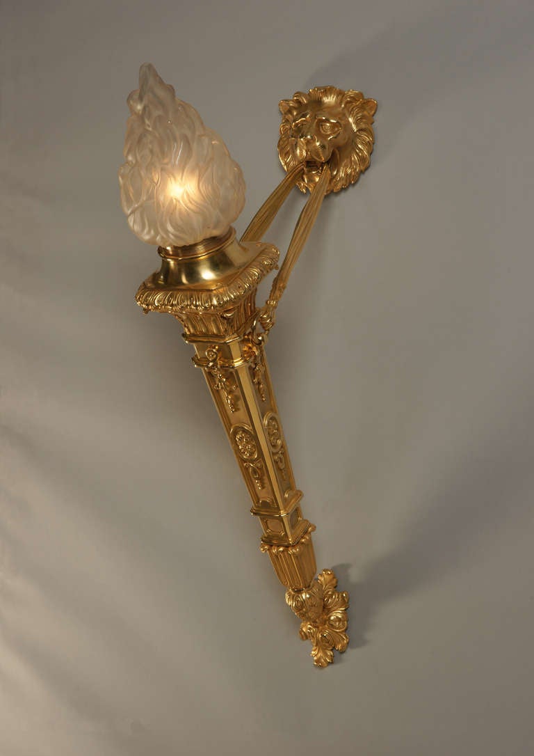 A pair of flaires sconces in the style of Louis XIV, decorated with a lion's face which support the whole.