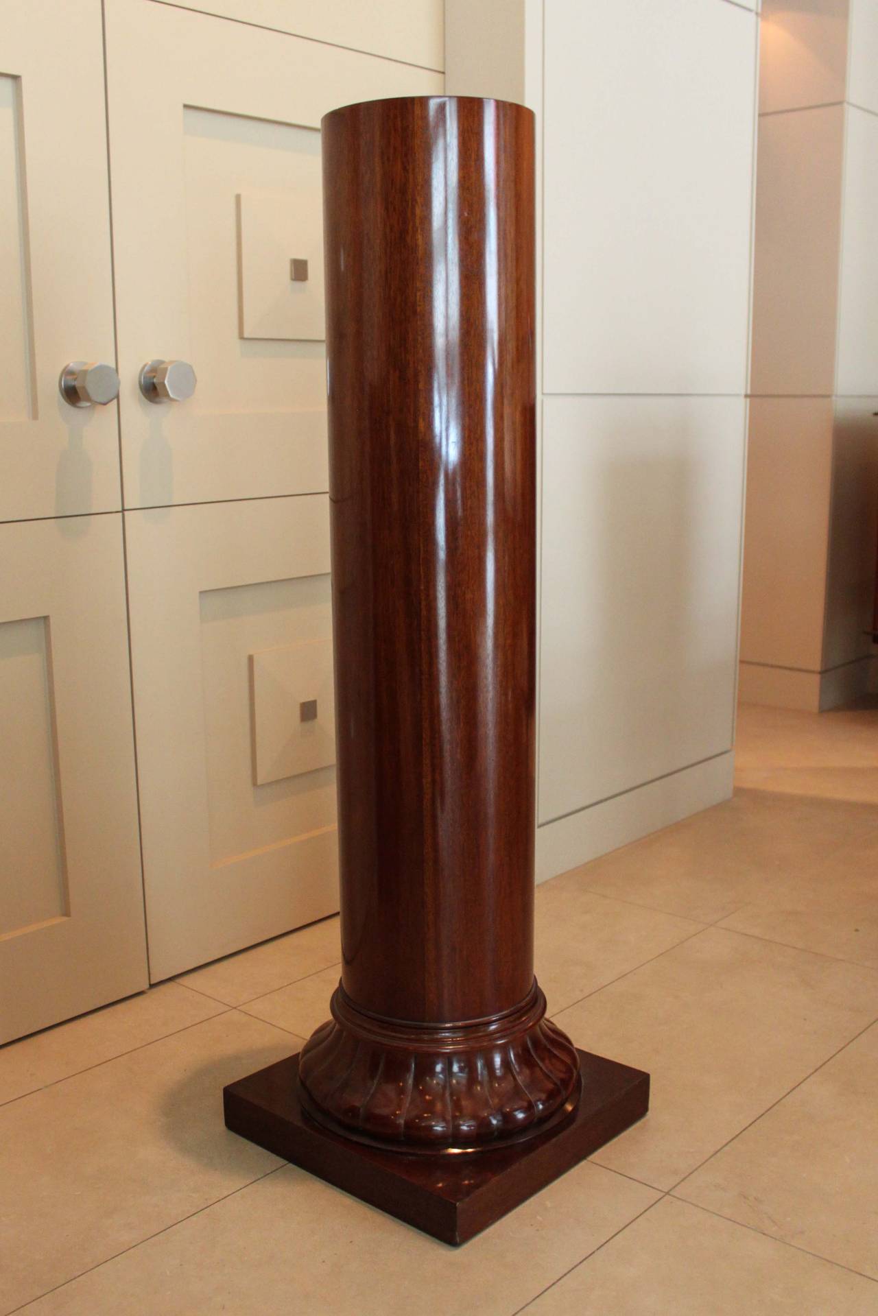 Beautiful carved Art Deco pillar made of mahogany, simplistic decoration at base with deep French polish.