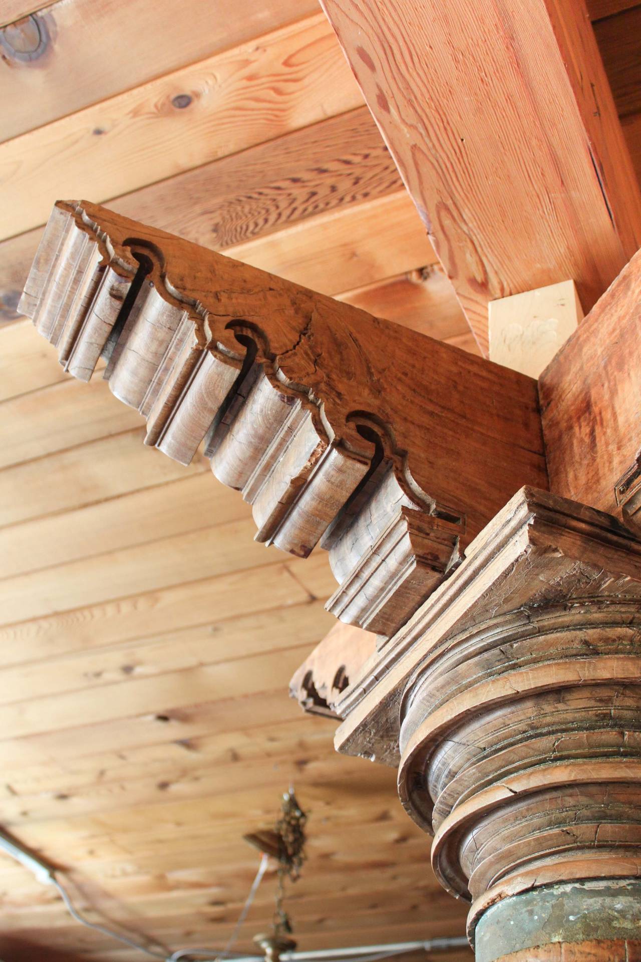 Pair of Indian Temple Columns In Good Condition For Sale In Vancouver, BC