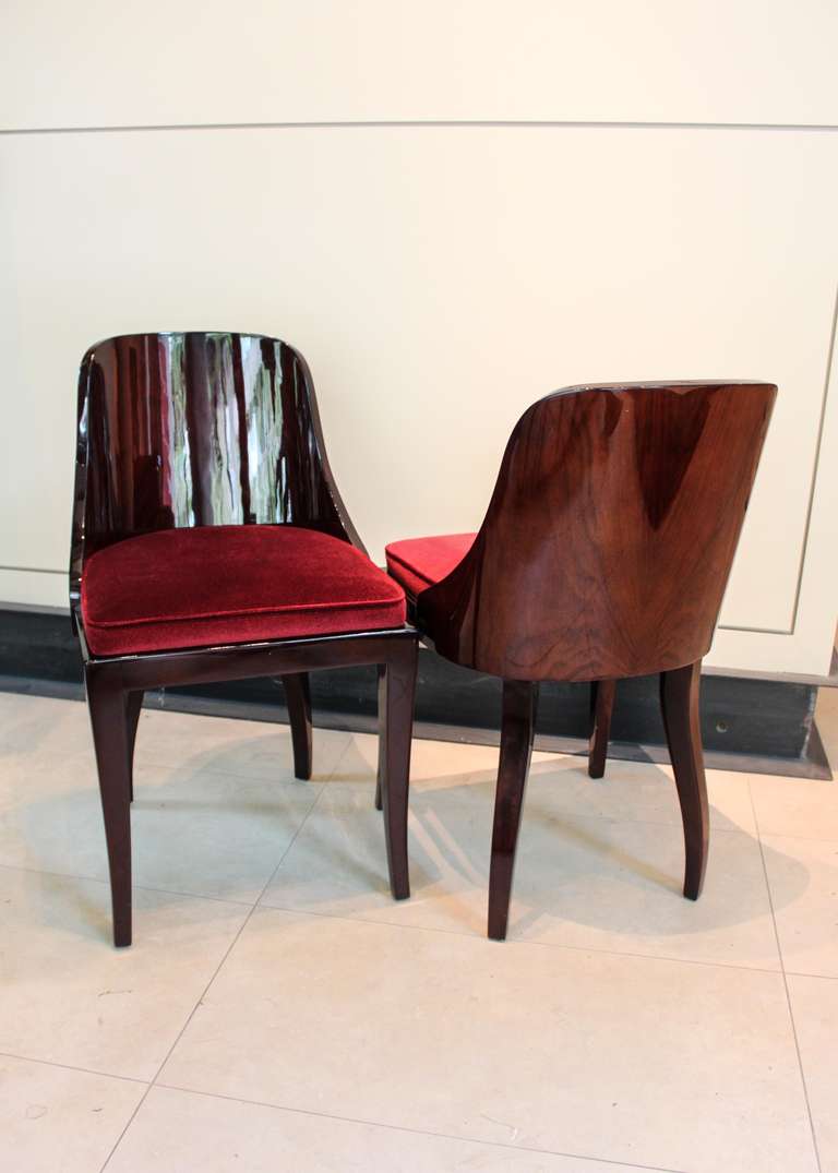 Set of six lacquered rosewood chairs, professionally restored and re-upholstered. Elegant in their simplicity, with graceful lines and a deep mirrored polish. 

Measures: 32