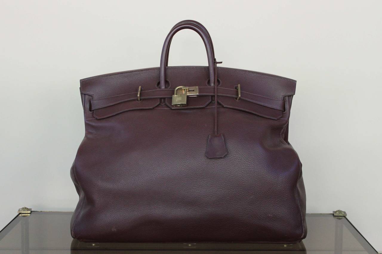 A truly rare piece, this Hermès Birkin is no longer in production in a 55 cm size. Originally used to carry riding gear, it makes for the perfect size to carry necessities for a weekend trip or as a stylish carry-on. The original keys and stamped