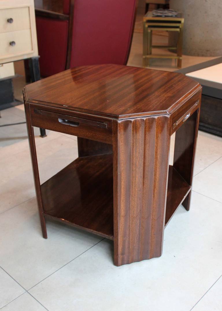 Expandable Art Deco side table made of mahogany, circa 1930. Scalloped legs with four pull-out shelves to expand the tabletop surface. Excellent original condition.

Measures: 20