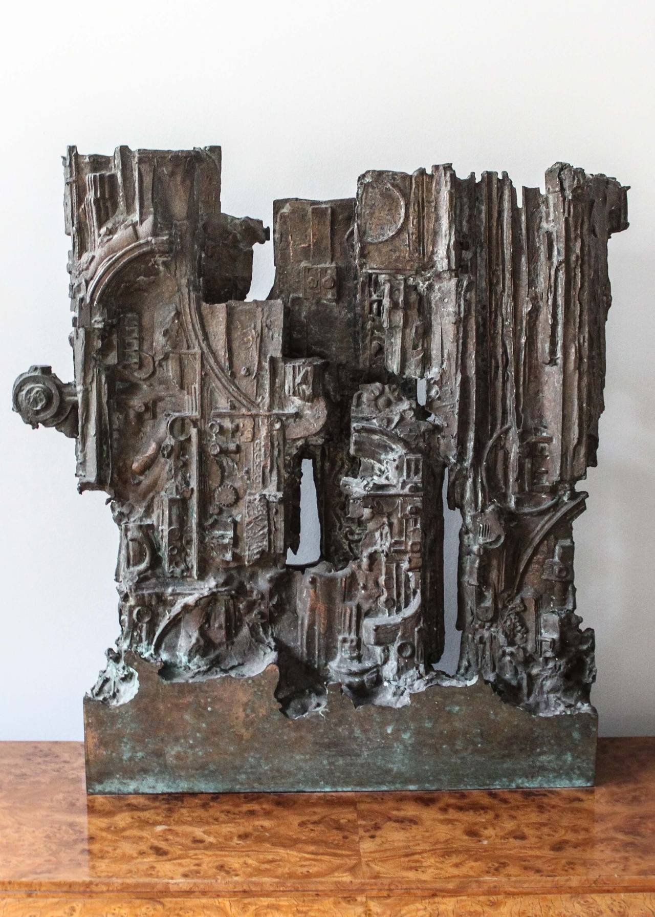 Una scultura astratta italiana dei primi anni '60 realizzata in bronzo in stile brutalista. Forma insolita con tema industriale, artista sconosciuto.

Misure: 22