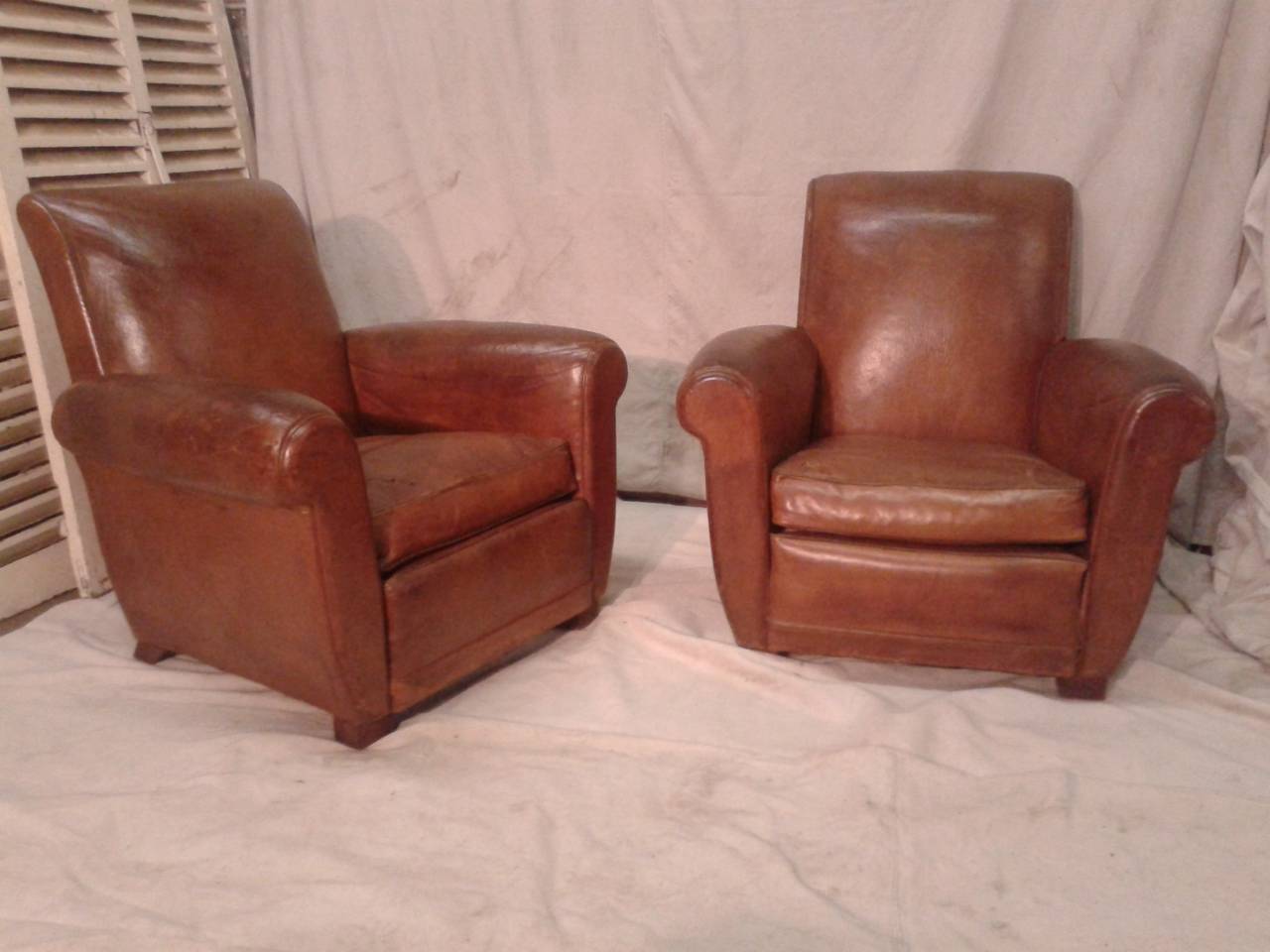 A fine pair of French clubs leather chairs. Made in 1960, the leather is well worn and has the old patina, which give it so much charm.