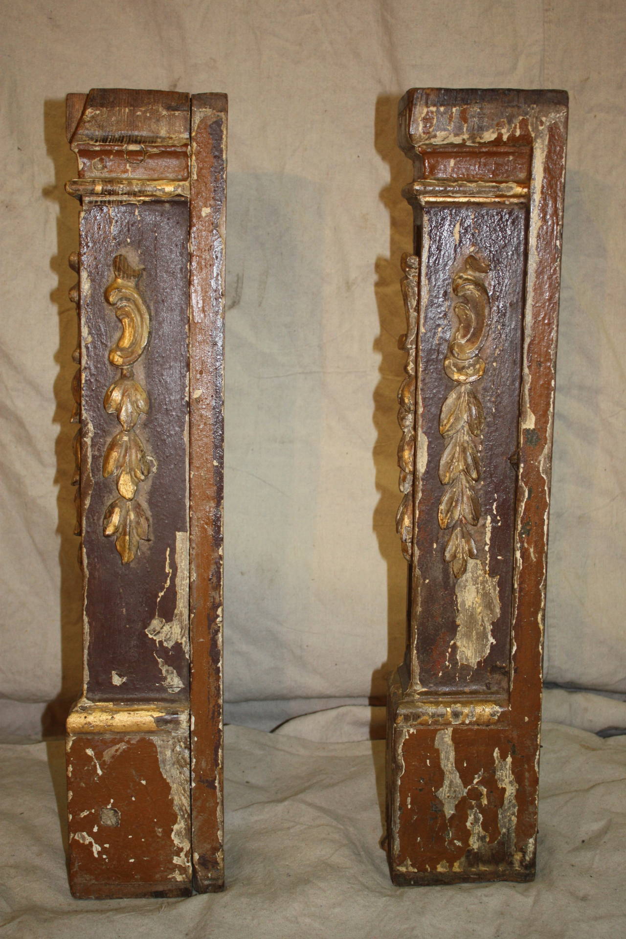 18th century pair of Italian pedestals, painted and gilt, they can be used as ornaments.