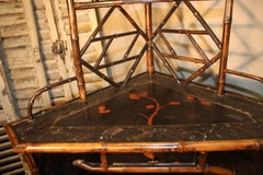 Armoire d'angle en bambou et chinoiserie du 19ème siècle
