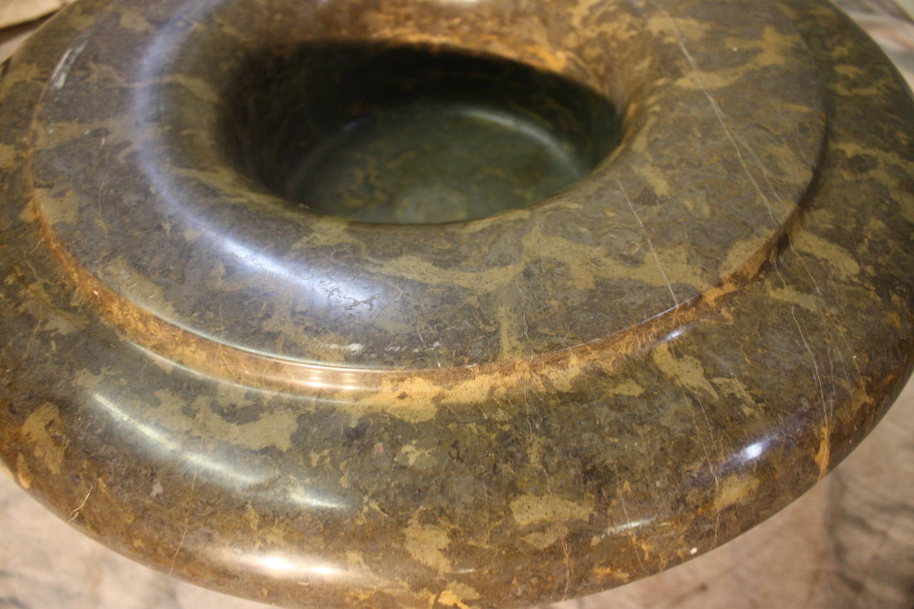 Urna in marmo della metà del XX secolo In condizioni buone in vendita a Stockbridge, GA