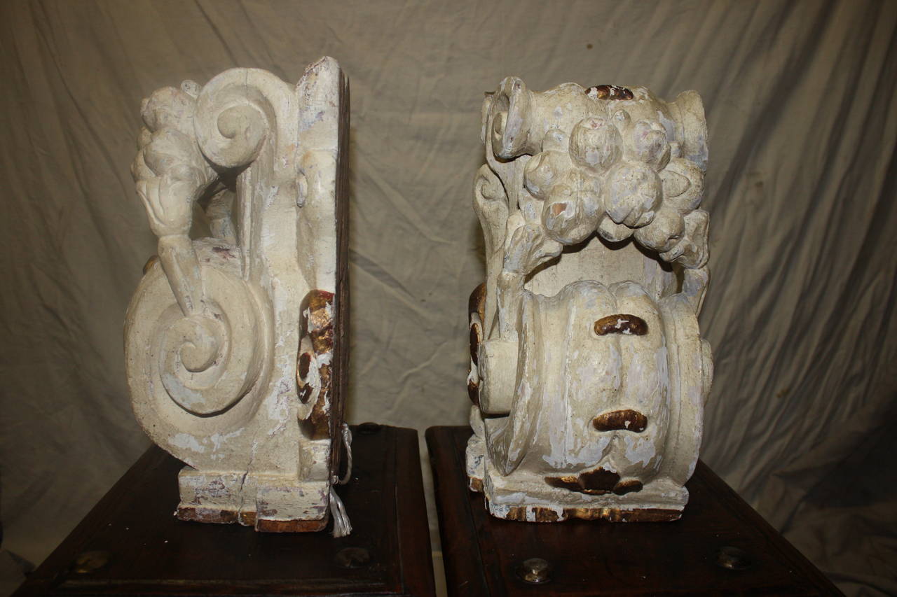 Coppia di console da parete intagliate e dipinte del XVIII secolo, stile Luigi XIV, francese.