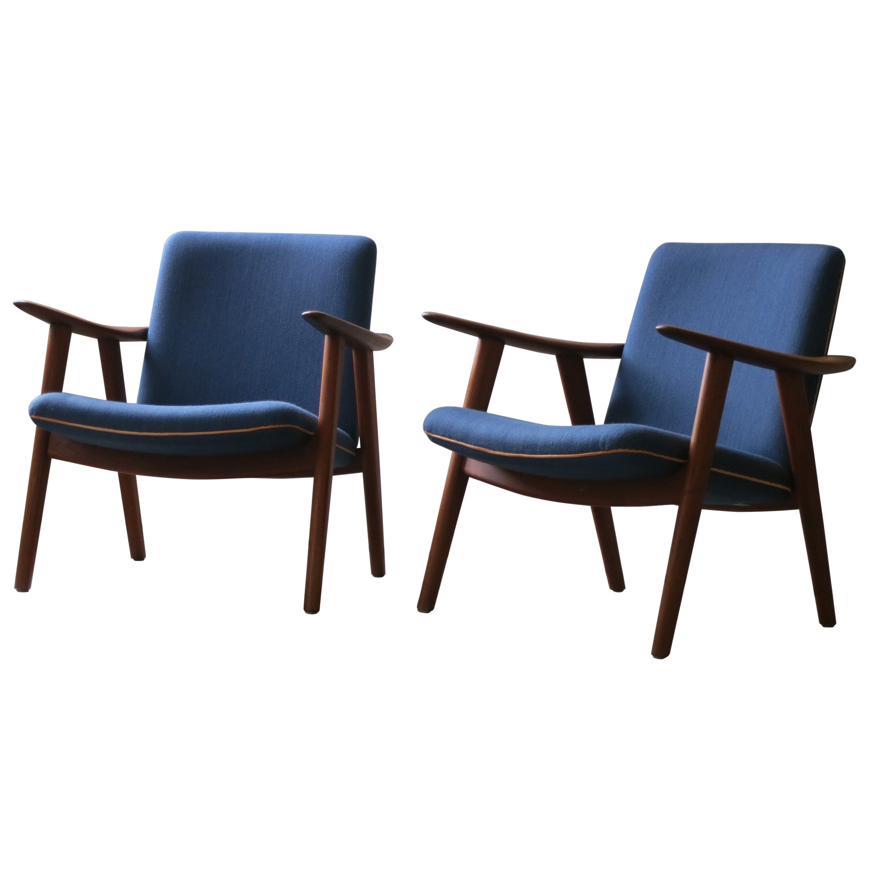 Pair of Teak "Sawbuck" Chairs by Hans Wegner For Sale