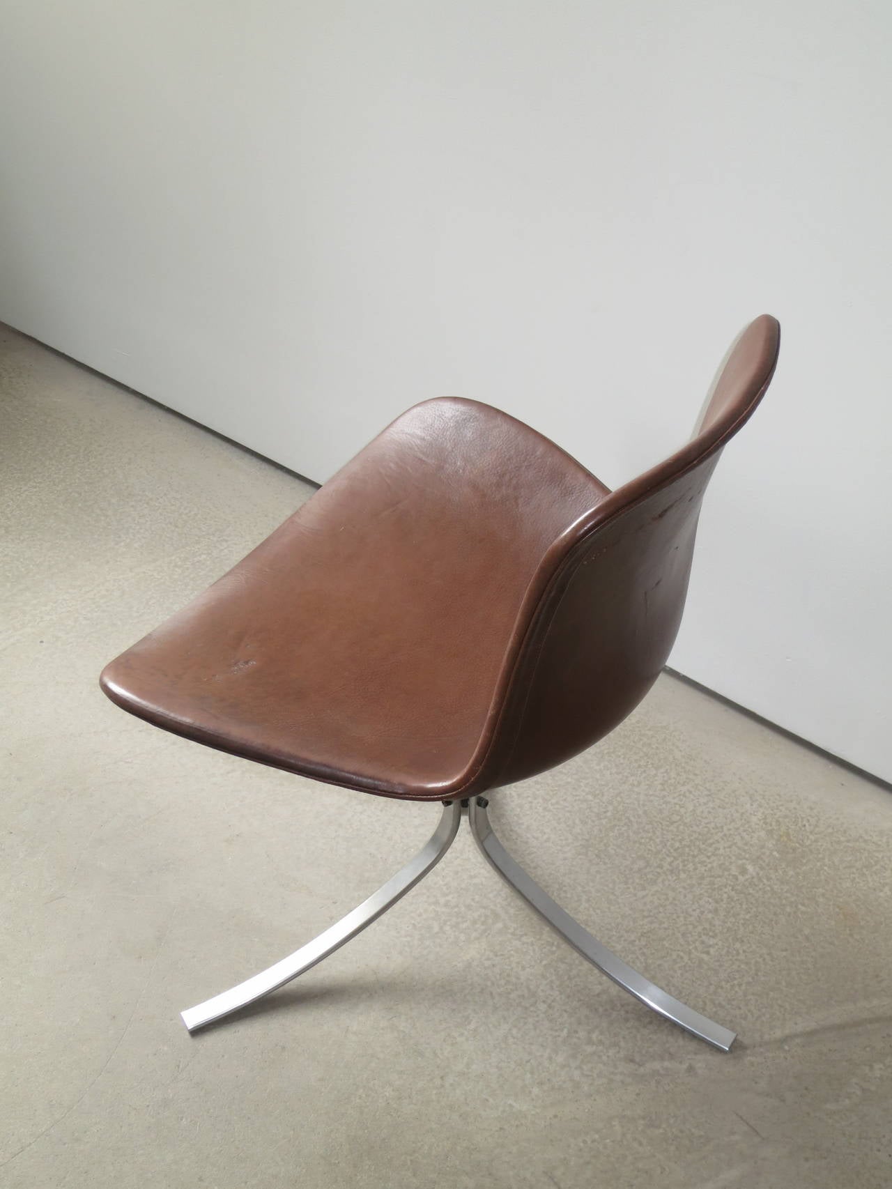PK-9 Chair by Poul Kjærholm in patinated brown leather (Skandinavische Moderne) im Angebot