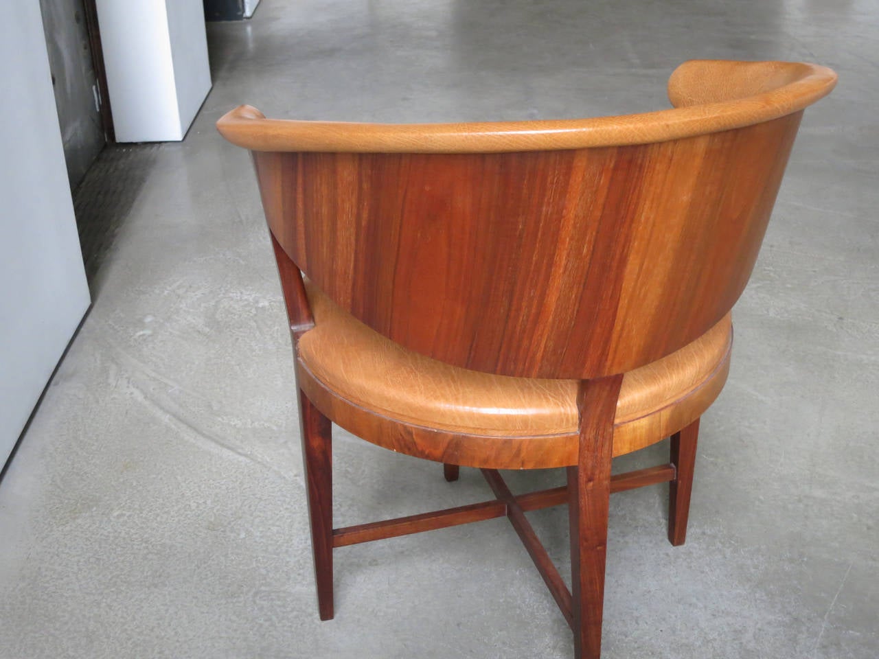 A Rare Elegant Round Back Chair by Frits Henningsen In Excellent Condition In New York, NY