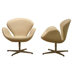 Pair of Swan Chairs in White Leather by Arne Jacobsen