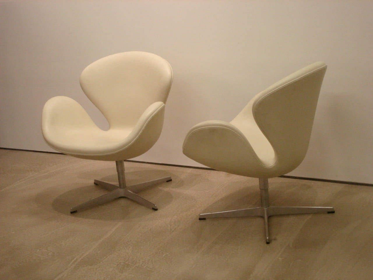 swan chair white