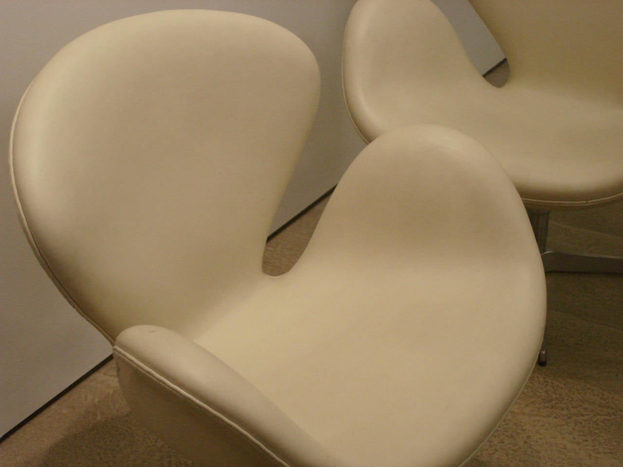 Danish Pair of Swan Chairs in White Leather by Arne Jacobsen