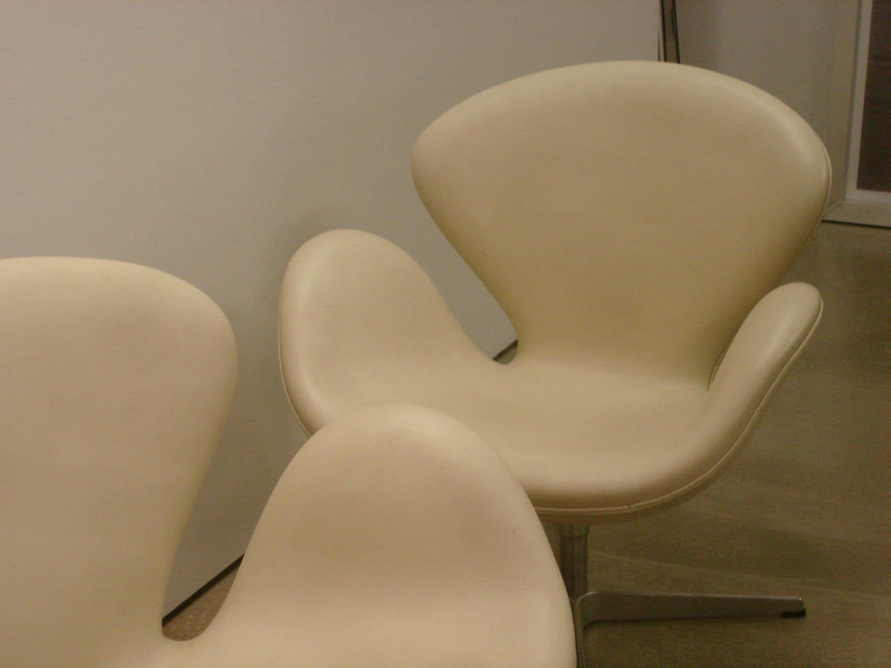 Pair of Swan Chairs in White Leather by Arne Jacobsen In Excellent Condition In New York, NY