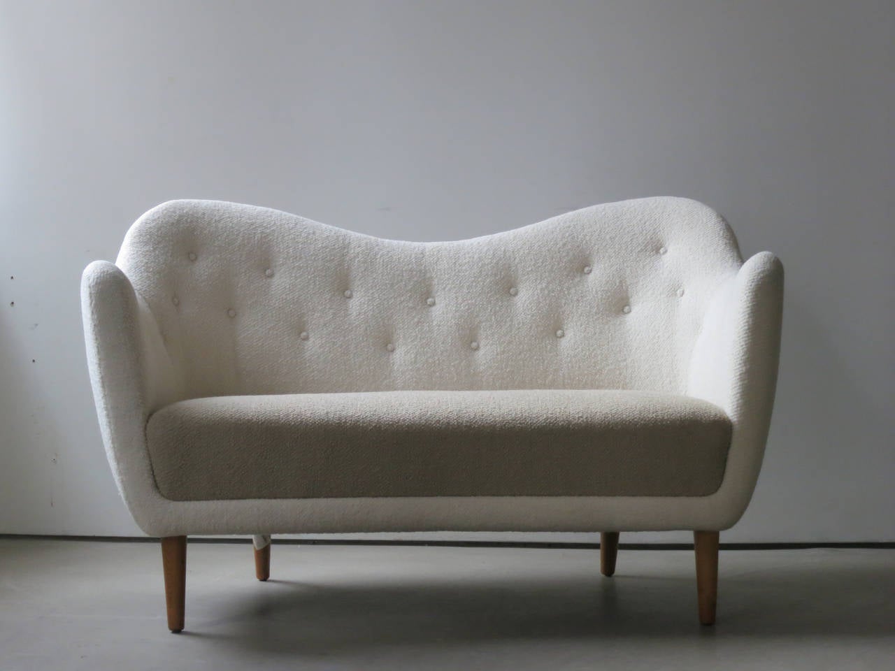 Elegantes geschwungenes Sofa mit Teakholzbeinen von Finn Juhl aus dem Jahr 1948. Dieses ikonische Sofa, das 