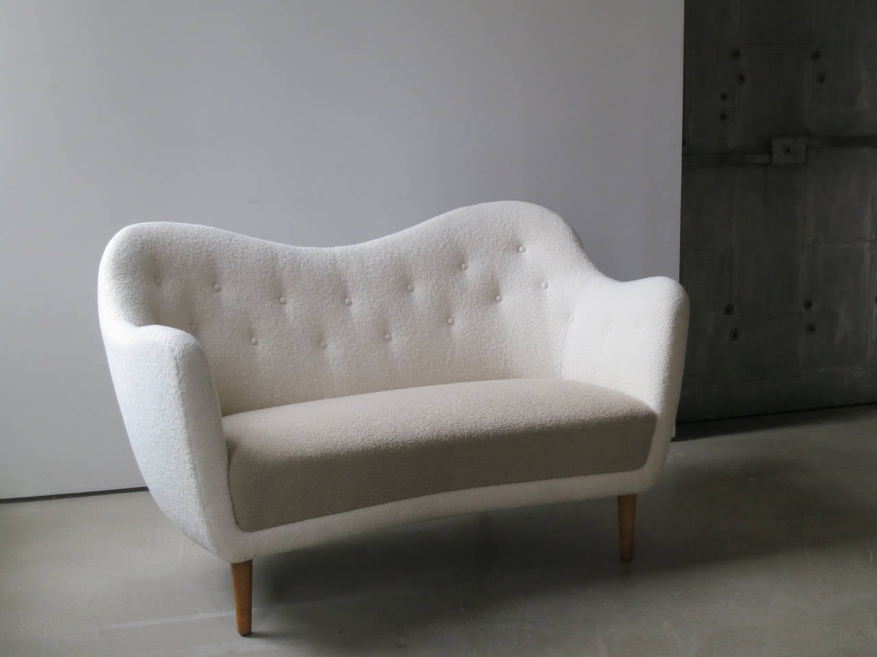 Elegantes geschwungenes Sofa mit Beinen aus Teakholz von Finn Juhl, entworfen 1948 (Dänisch) im Angebot