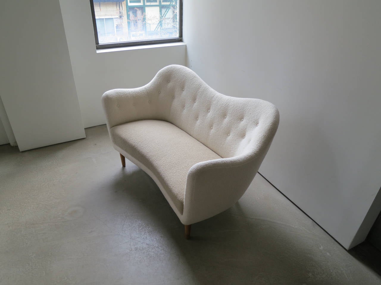 Elegantes geschwungenes Sofa mit Beinen aus Teakholz von Finn Juhl, entworfen 1948 im Zustand „Hervorragend“ im Angebot in New York, NY