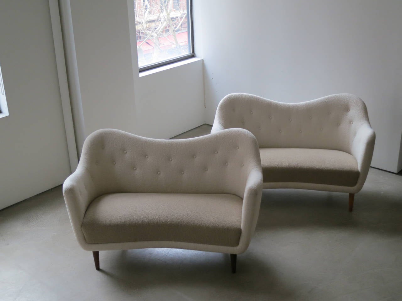 Elegantes geschwungenes Sofa mit Beinen aus Teakholz von Finn Juhl, entworfen 1948 im Angebot 1