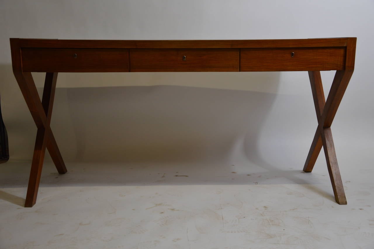 Wooden Desk with Crossing Feet Attributed to Gio Ponti For Sale 4