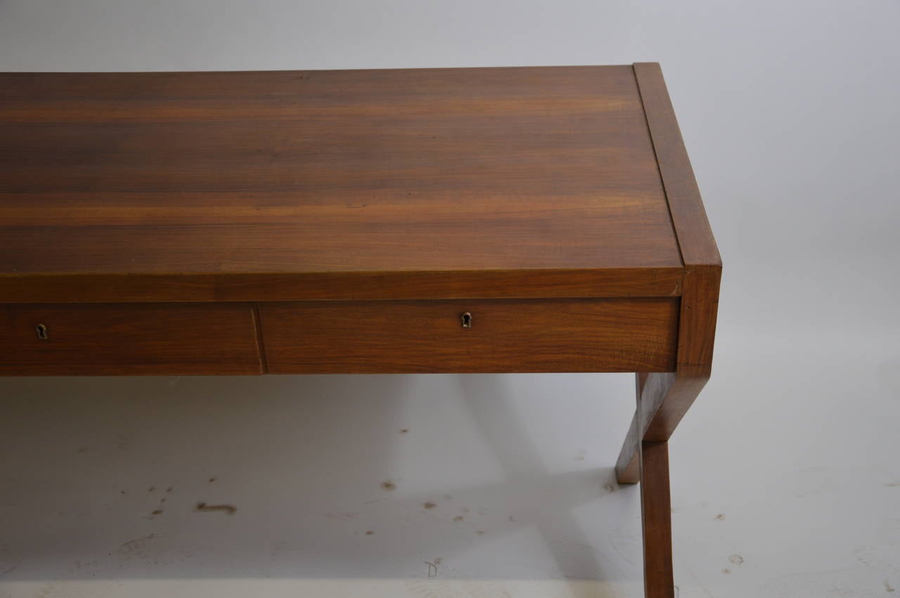 Wooden Desk with Crossing Feet Attributed to Gio Ponti For Sale 3
