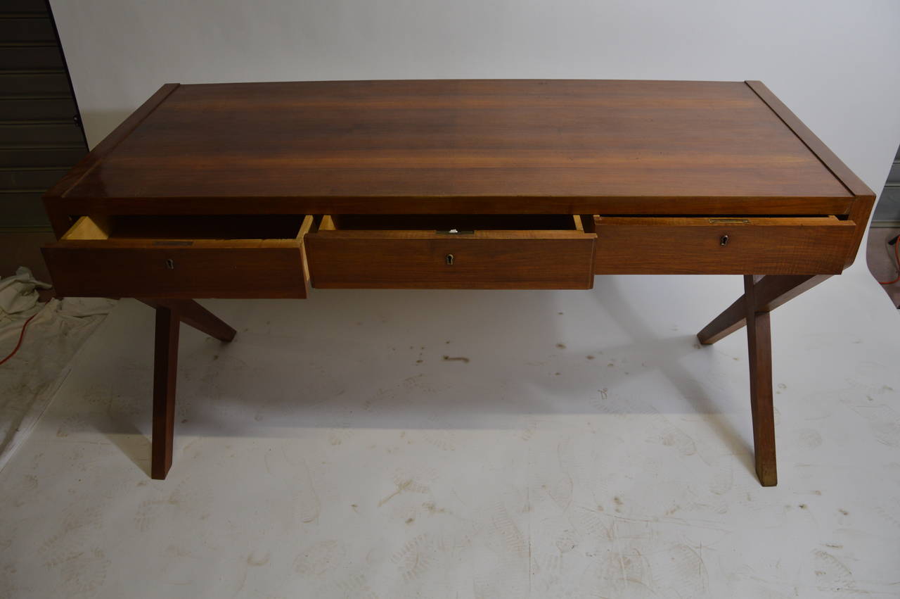 Wooden Desk with Crossing Feet Attributed to Gio Ponti For Sale 2