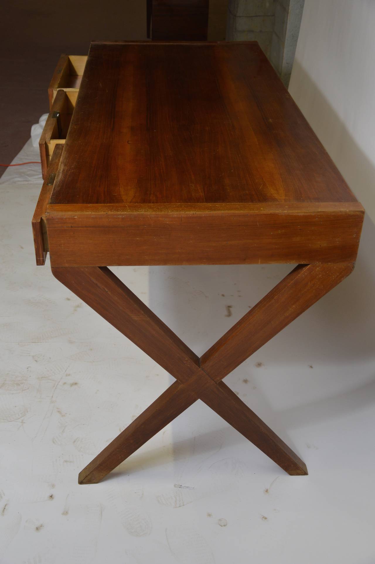 Italian Wooden Desk with Crossing Feet Attributed to Gio Ponti For Sale