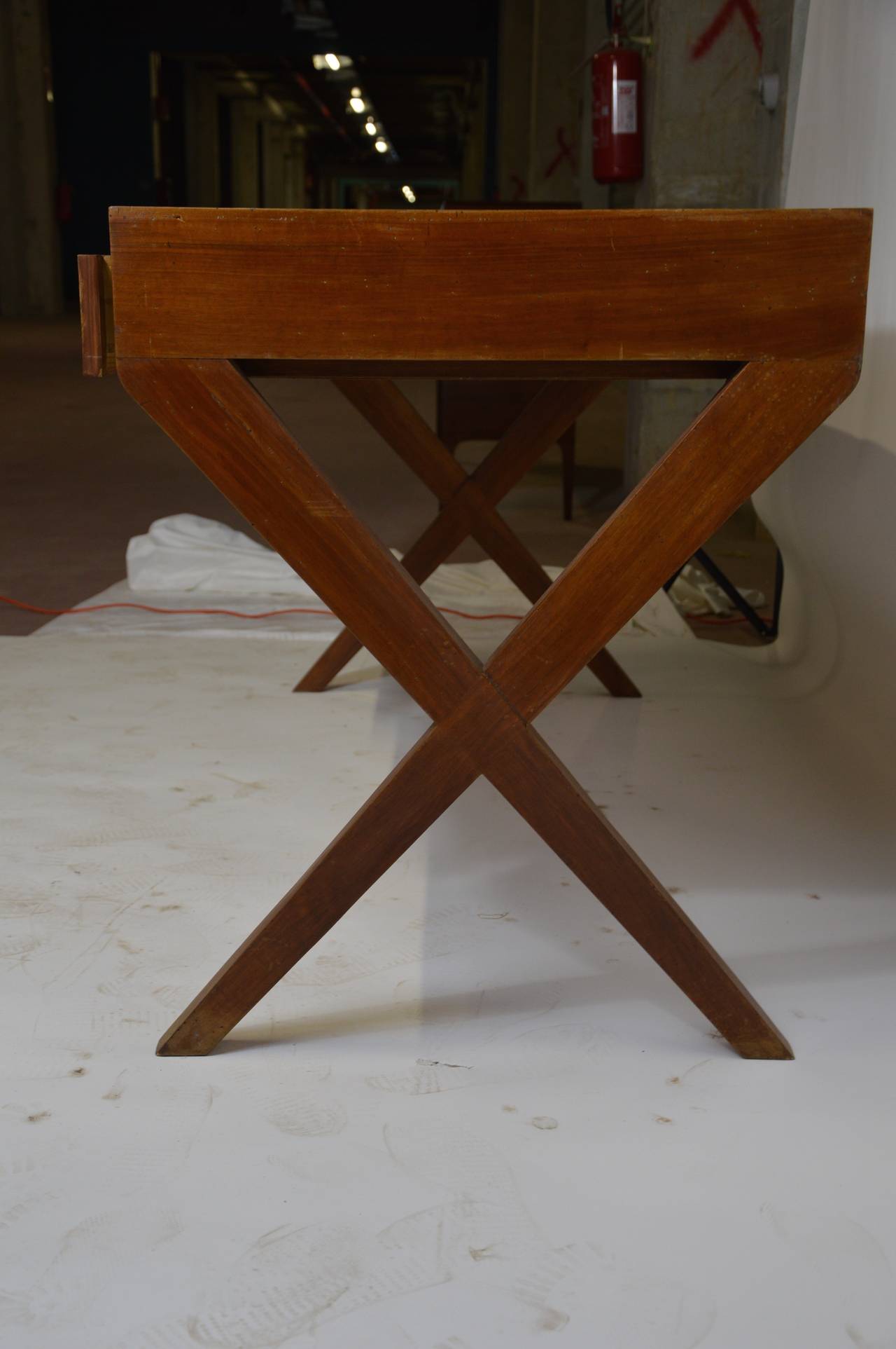 Mid-Century Modern Wooden Desk with Crossing Feet Attributed to Gio Ponti For Sale